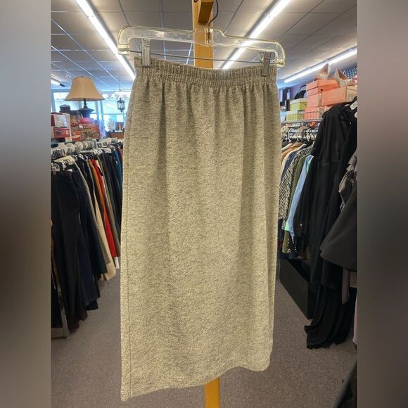 Weekenders Ladies Sm/Med Heather Gray Ribbed Skirt/Jacket Set - Picture 2 of 4